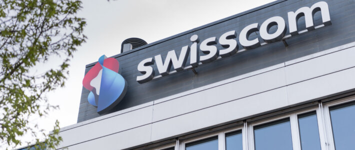 Neues Ungemach für Swisscom in Italien Logo von Swisscom auf einem Gebäude