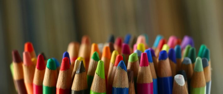 Globaler Kunstmarkt rappelt sich wieder auf Bundle an Buntstiften