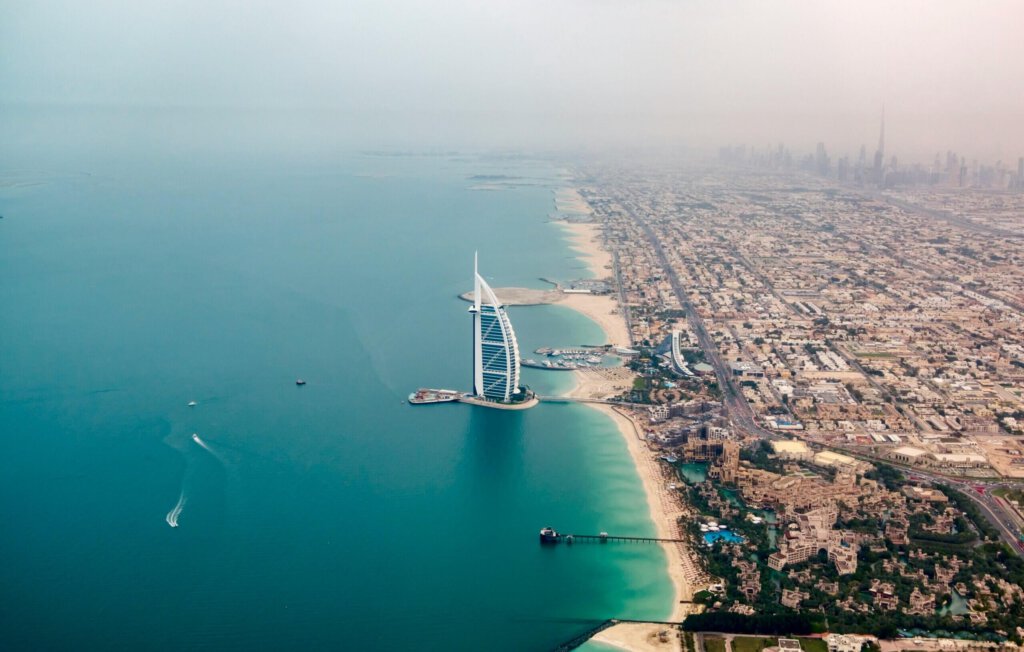 Ein Blick auf Dubai mit dem Luxushotel Burj al Arab