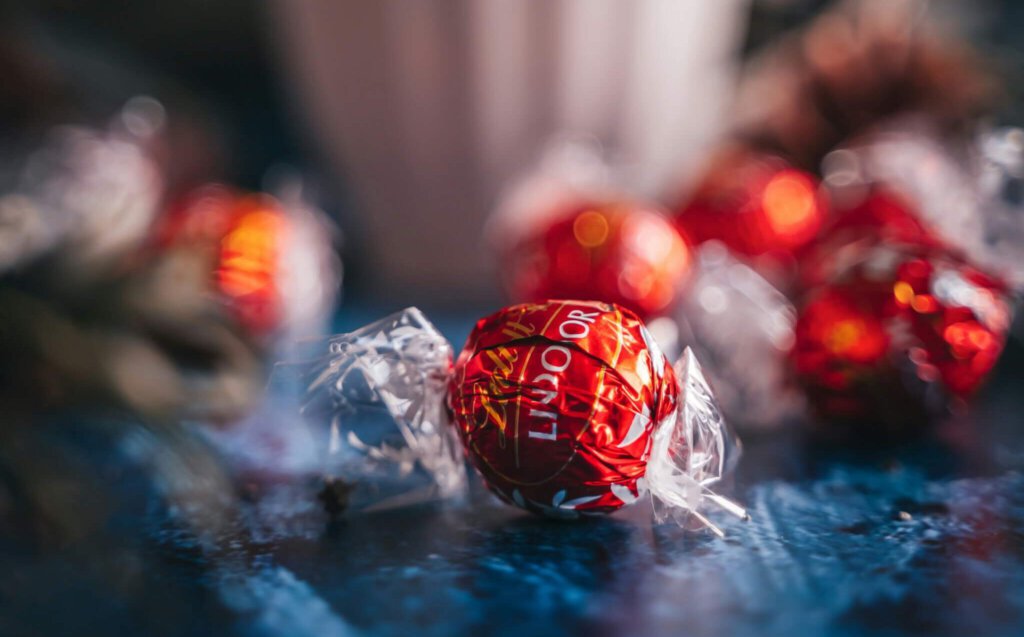 Lindor-Kugeln von Lindt & Sprüngli auf einem Tisch mit einer Kaffeetasse
