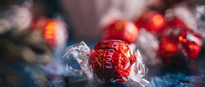 Lindor-Kugeln von Lindt & Sprüngli auf einem Tisch mit einer Kaffeetasse