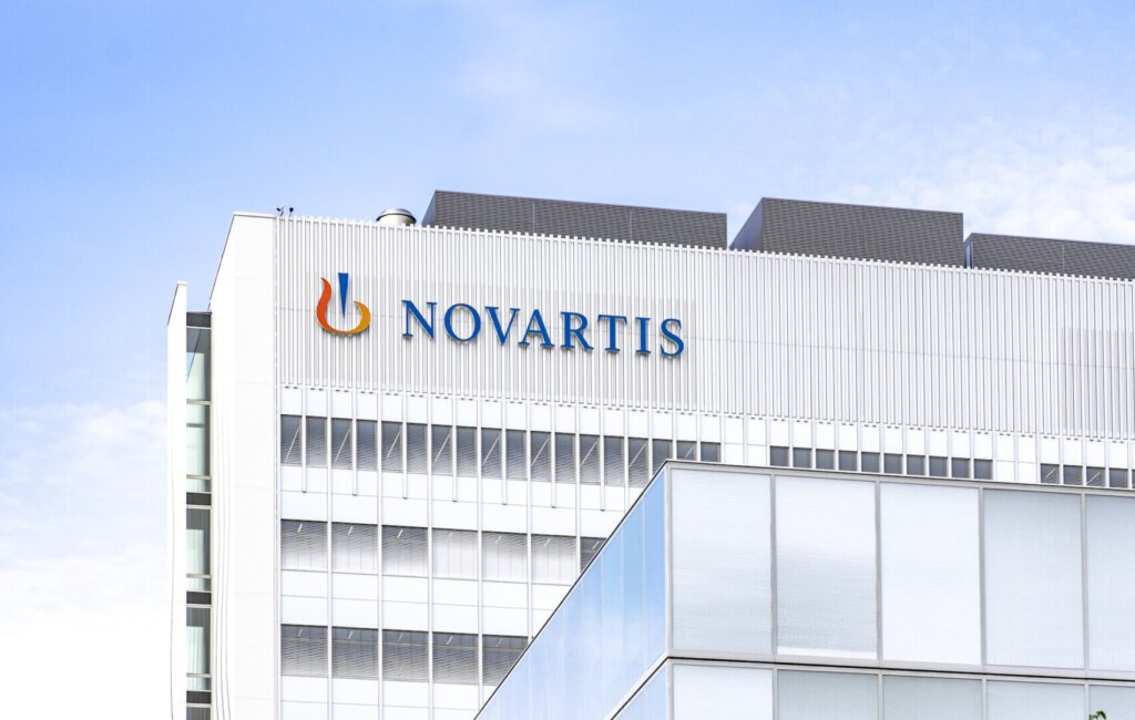 Logo von Novartis auf dem Campus in Basel