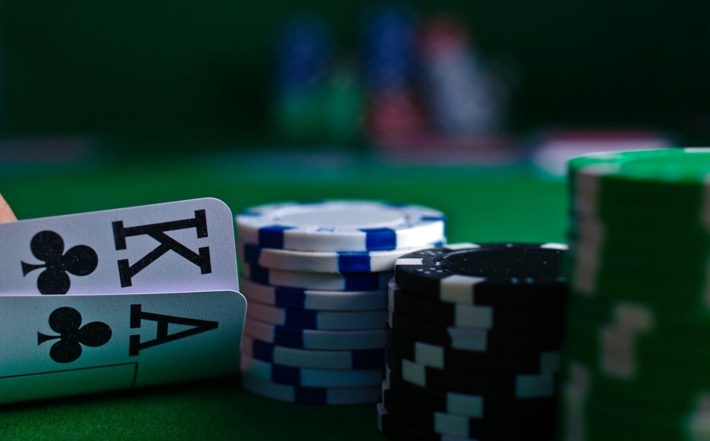 Spielkarten und Jetons auf einem grünen Spieltisch