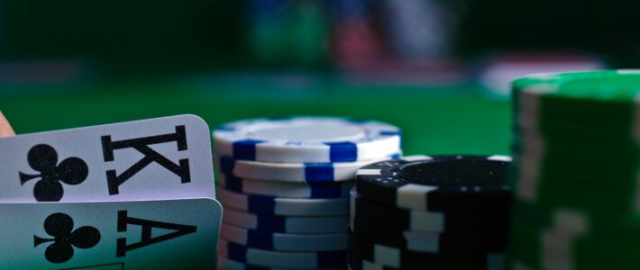 Dritte Razzia in Zürcher Bar Spielkarten und Jetons auf einem grünen Spieltisch