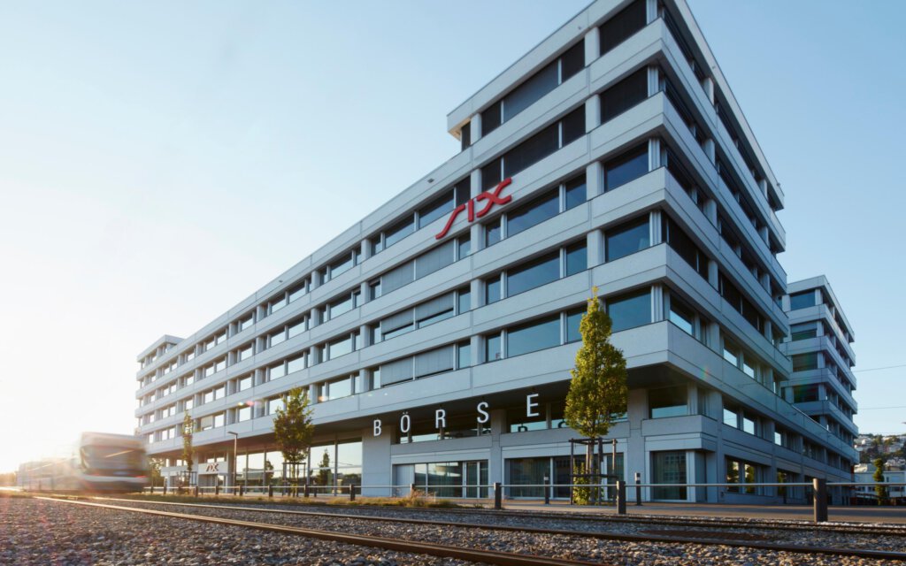 Logo der SIX an einem Gebäude in Zürich