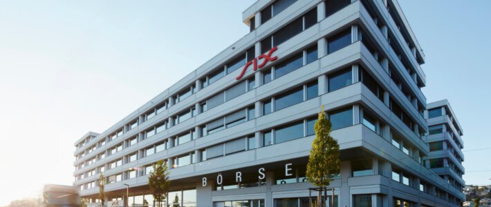 Logo der SIX an einem Gebäude in Zürich