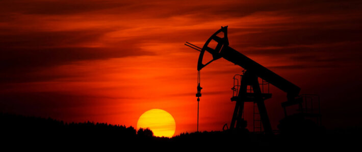 Iran-Konflikt realisiert globale Wirtschaftsrisiken Erdölförderanlage vor Abendsonne