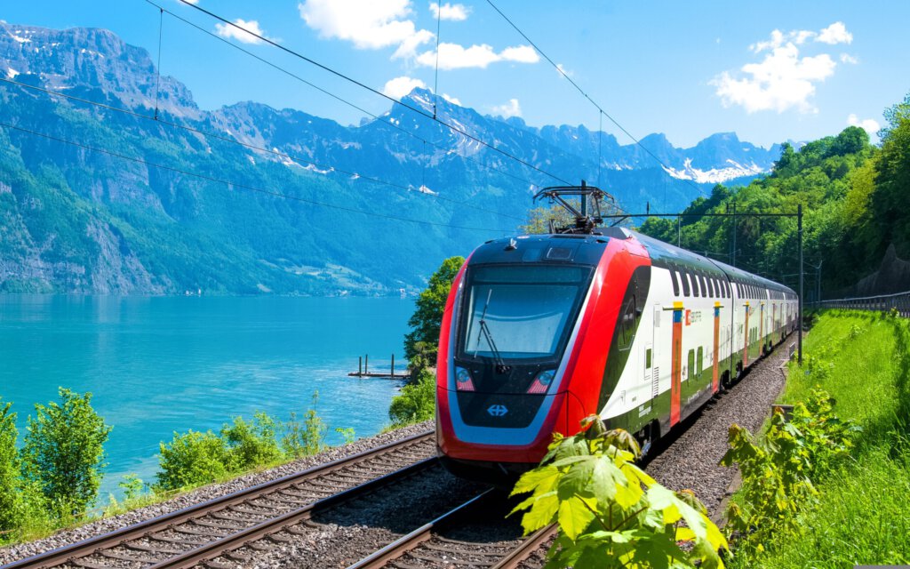 Ein Zug von den SBB vor Alpenpanorama
