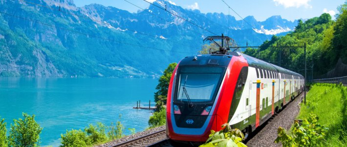 Ein Zug von den SBB vor Alpenpanorama
