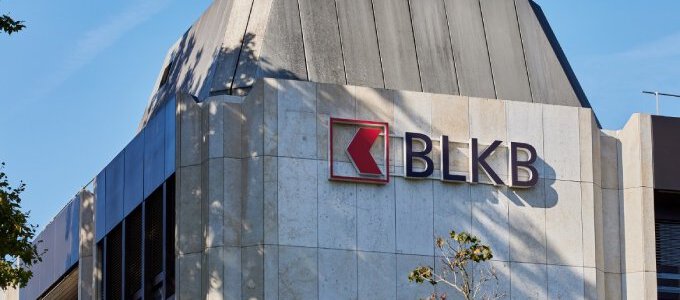 Logo der BLKB an einem Gebäude