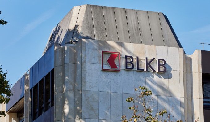 Logo der BLKB an einem Gebäude