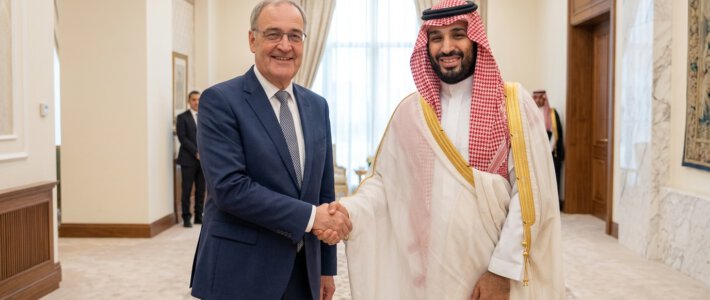 Zeichnung von Bundespräsident Guy Parmelin mit dem saudischen Kronprinzen Mohammed bin Salman