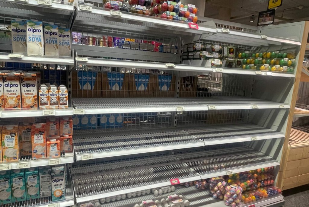 Leeres Eierregal bei Coop