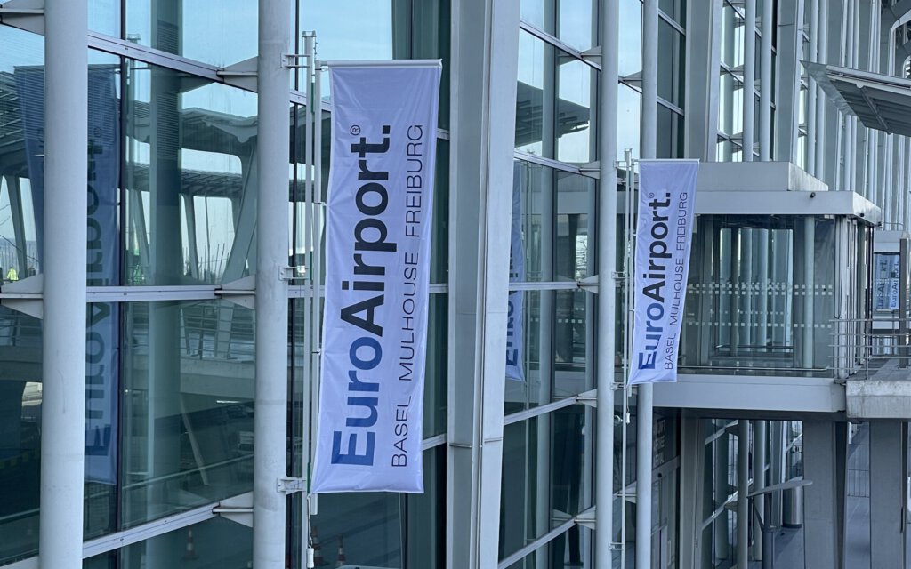 Logo des Euroairport am Hauptgebäude