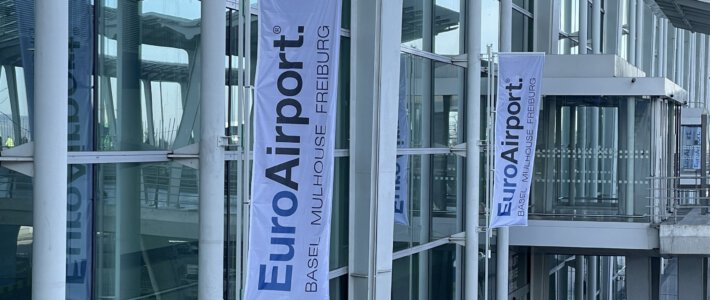 Logo des Euroairport am Hauptgebäude