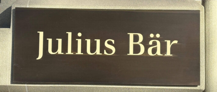 Julius Bär ändert Leitung für die Finanzen Logo von Julius Bär an einer Filiale
