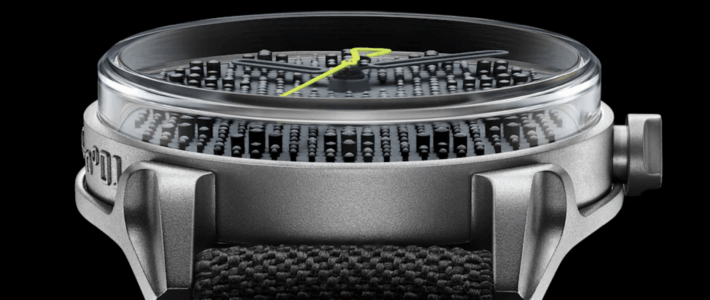 Eine Uhr der Marke Kollokium von der Seite