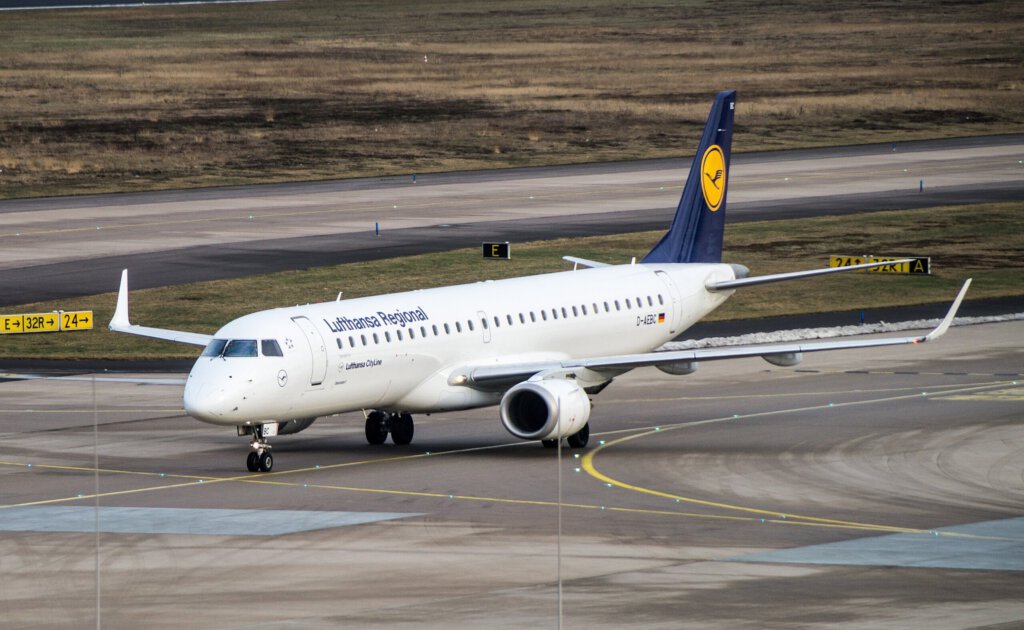 Ein Flugzeug der Lufthansa-Regional-Flotte auf einer Rollbahn