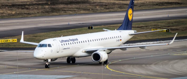 Ein Flugzeug der Lufthansa-Regional-Flotte auf einer Rollbahn