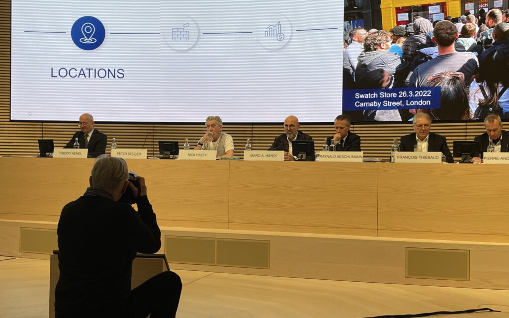 Nick und Marc Hayek an einer Medienkonferenz in Biel