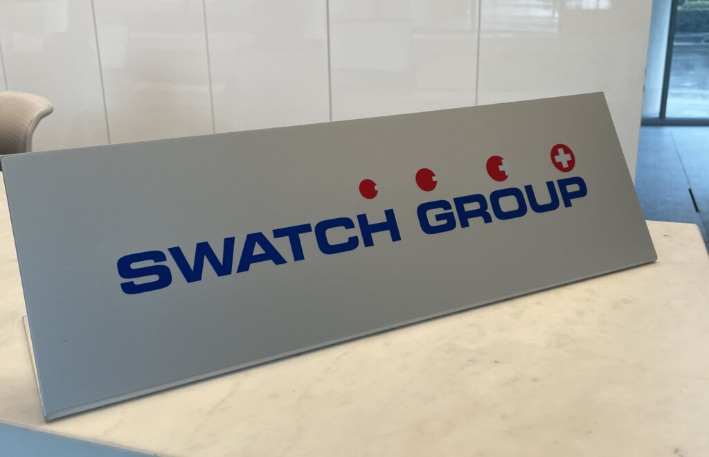 Logo der Swatch Group auf einem Tisch