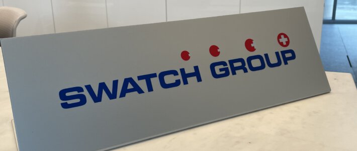 Logo der Swatch Group auf einem Tisch