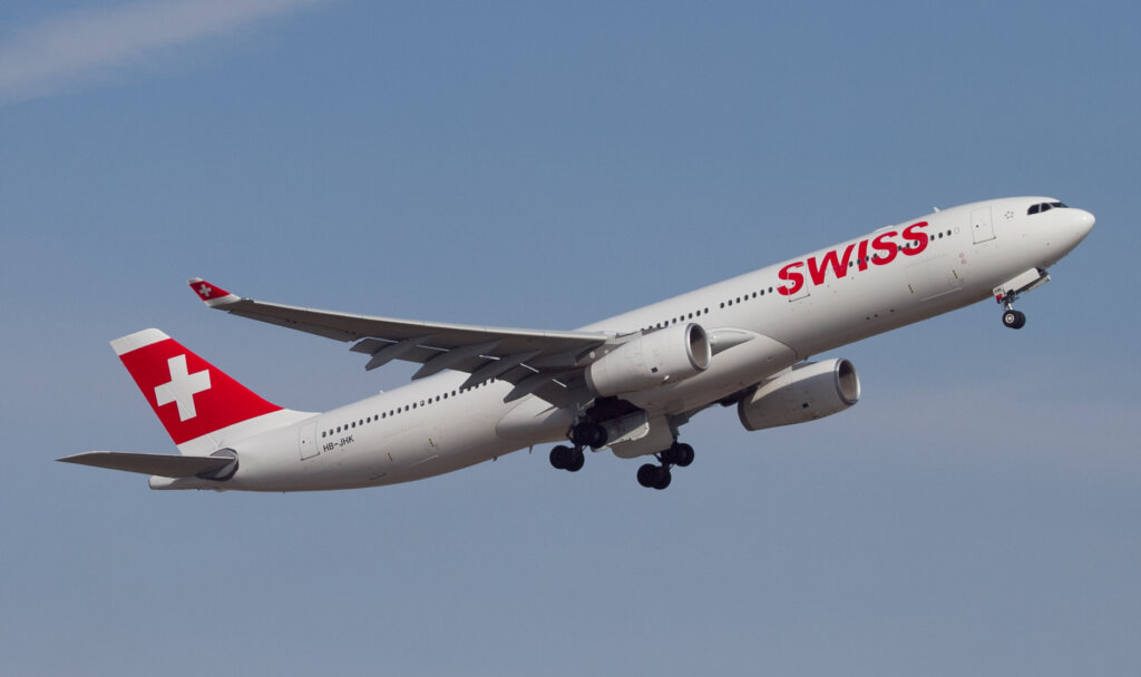 Ein Airbus A330 der Swiss vor blauem Himmel