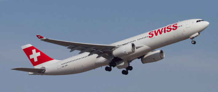 Ein Airbus A330 der Swiss vor blauem Himmel