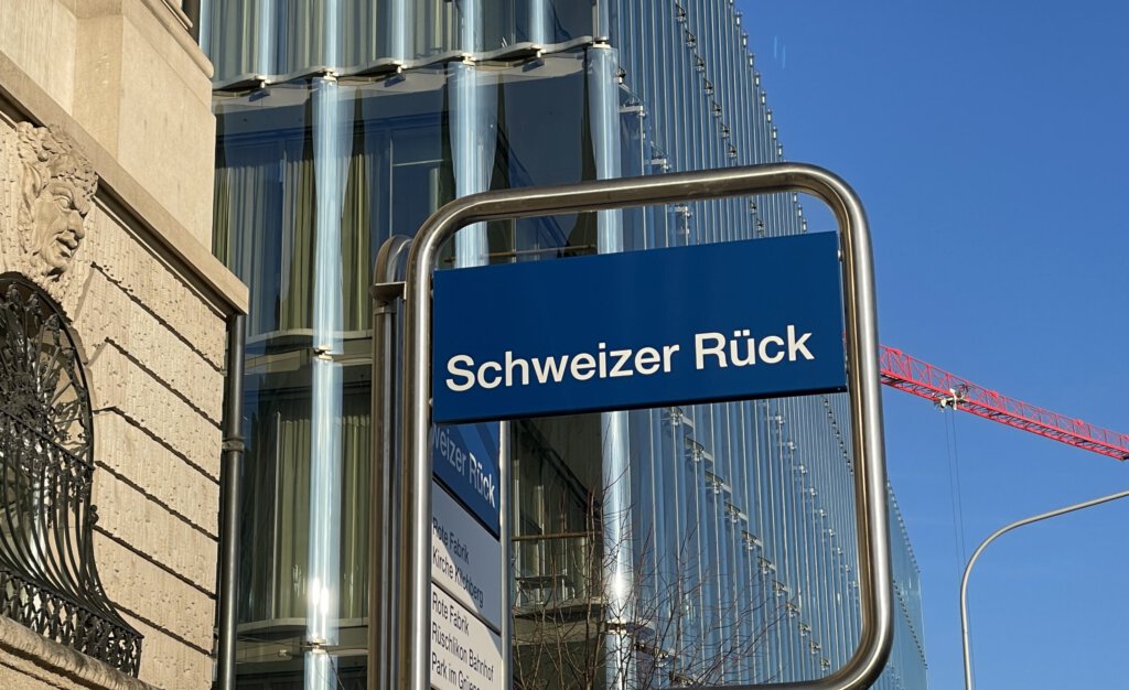 Bushaltestelle «Schweizer Rück» vor dem Hauptsitz der Swiss Re in Zürich