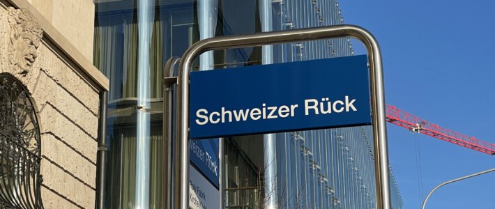 Swiss Re gewinnt bei kürzeren Leben von Amerikanern Bushaltestelle «Schweizer Rück» vor dem Hauptsitz der Swiss Re in Zürich