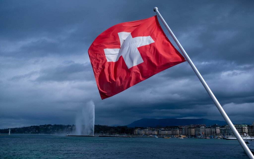 Eine Schweizer Flagge im Wind beim Genfersee