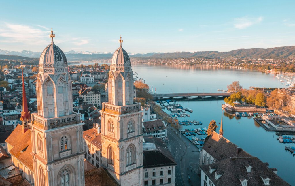 Ein Blick über Zürich mit den Alpen im Hintergrund