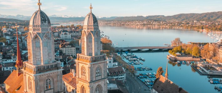 Ein Blick über Zürich mit den Alpen im Hintergrund