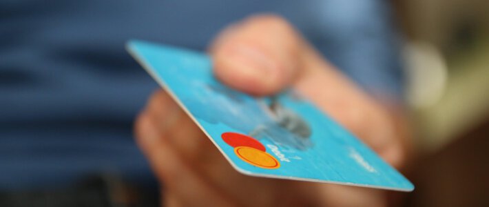 Eine Debitkarte in einer Hand