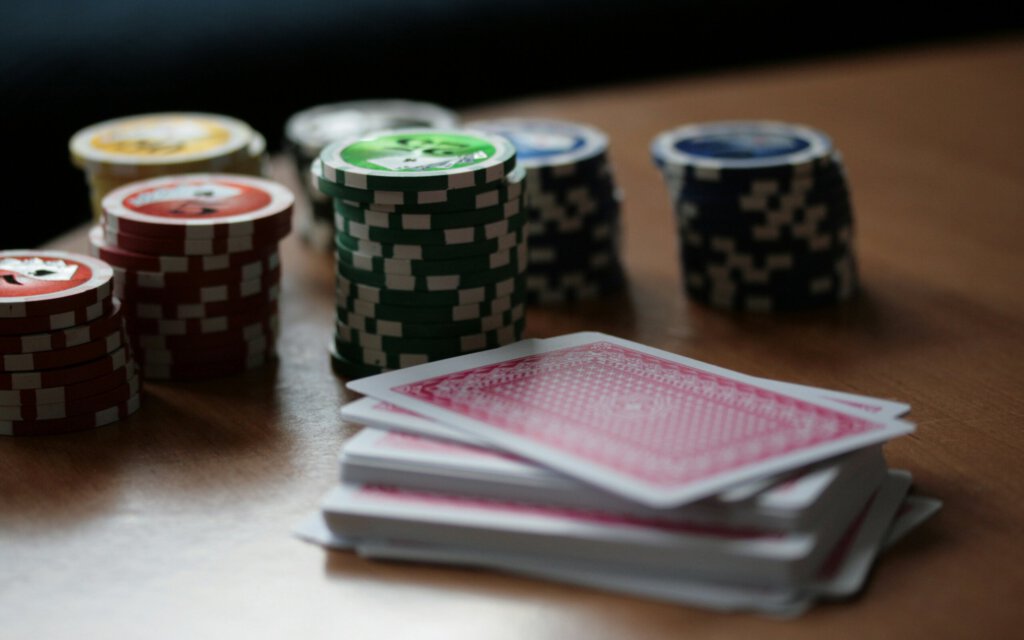 Chips und Spielkarten auf einem Tisch
