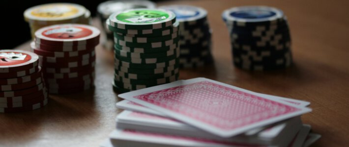 Chips und Spielkarten auf einem Tisch