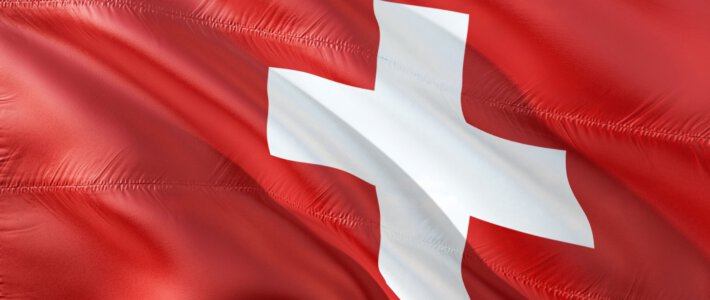 Schweizer Flagge im Wind