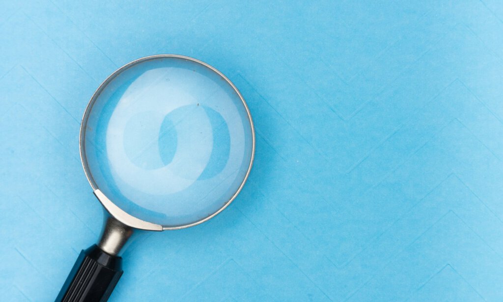 Eine Lupe vor blauem Grund