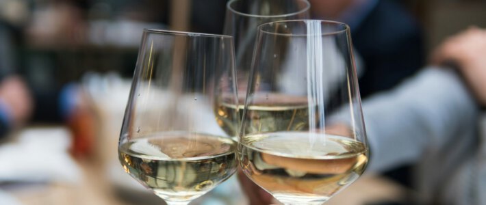 Anstossen mit drei Weissweingläsern