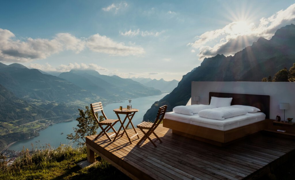 Ein Bett mit Tisch in den Schweizer Alpen