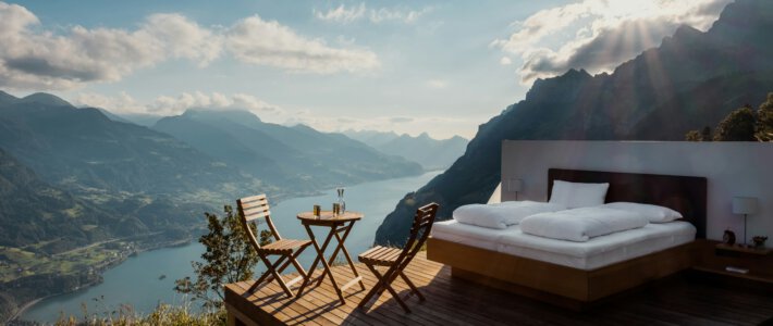 Ein Bett mit Tisch in den Schweizer Alpen