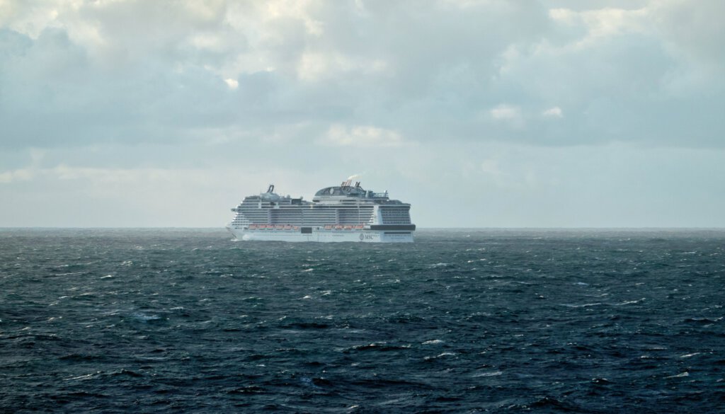 Ein Kreuzfahrtschiff auf offener See