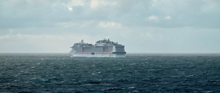 Ein Kreuzfahrtschiff auf offener See