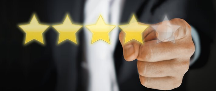 1-Sterne-Bewertung mit Finger auf einem von fünf Sternen