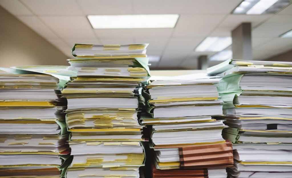 Viele Ordner in einem Büro