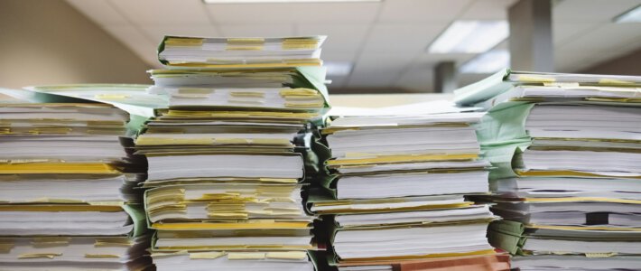 Viele Ordner in einem Büro