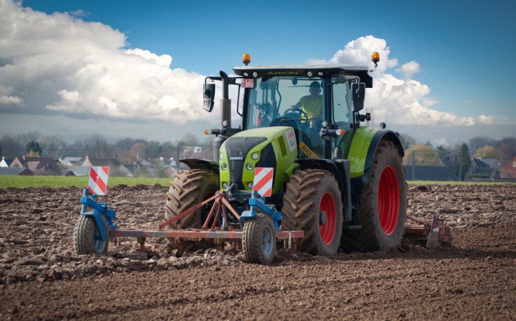 Ein grüner Traktor auf einem Feld