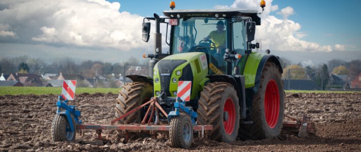 Ein grüner Traktor auf einem Feld