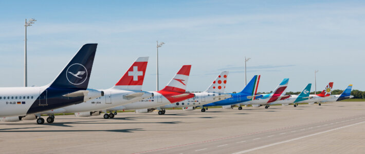 Corona wird zum Bumerang für Lufthansa und Swiss Flugzeuge der Lufthansa-Gruppe an einem Flughafen