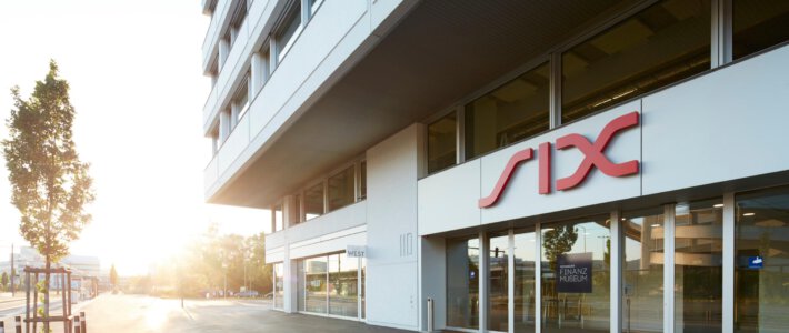 Übernahmekommission lässt sich mehr von SIX aushalten Logo der Schweizer Börse SIX an einem Gebäude in Zürich
